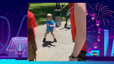El niño que baila en un parque y todos se quedan sorprendidos