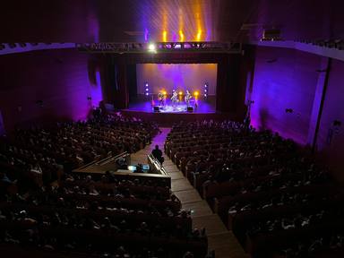 El auditorio de Teror, en Gran Canaria, se rinde a Efecto Mariposa en el concierto presentado por CADENA 100