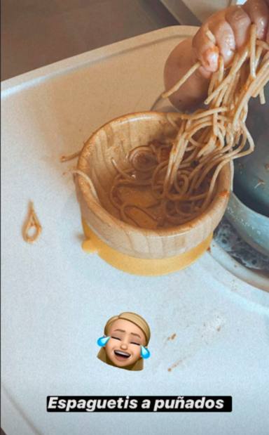Roma, la hija de Laura Escanes, comiendo espaguetis a sus 6 meses