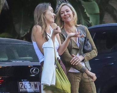 Gabriella Brooks bromeando con la madre de Liam Hemsworth