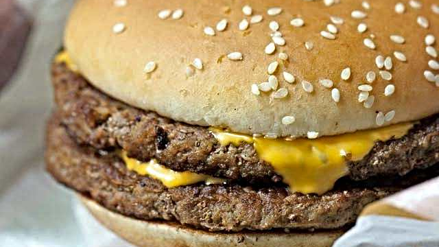 El niño de dos años que pidió por 'error' 31 hamburguesas sin permiso de su madre: el pastizal que pagaron