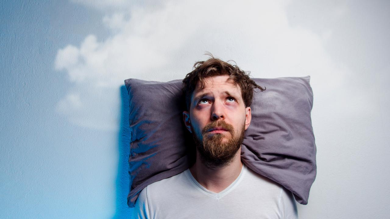 El truco que no falla para quedarte dormido cuando tienen insomnio: así funciona la psicología inversa
