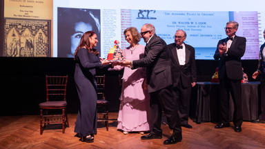 Gloria y Emilio Estefan reciben un galardón especial de manos de la reina Sofía en Nueva York