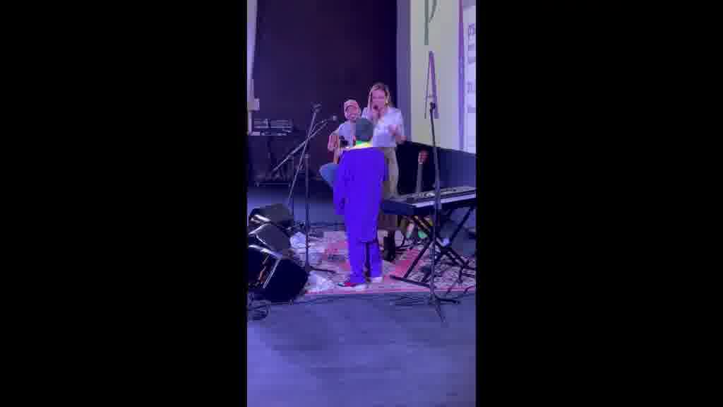 Leo, un joven fan de Conchita en Pontevedra, cantando Un beso redondo con ella sobre el escenario