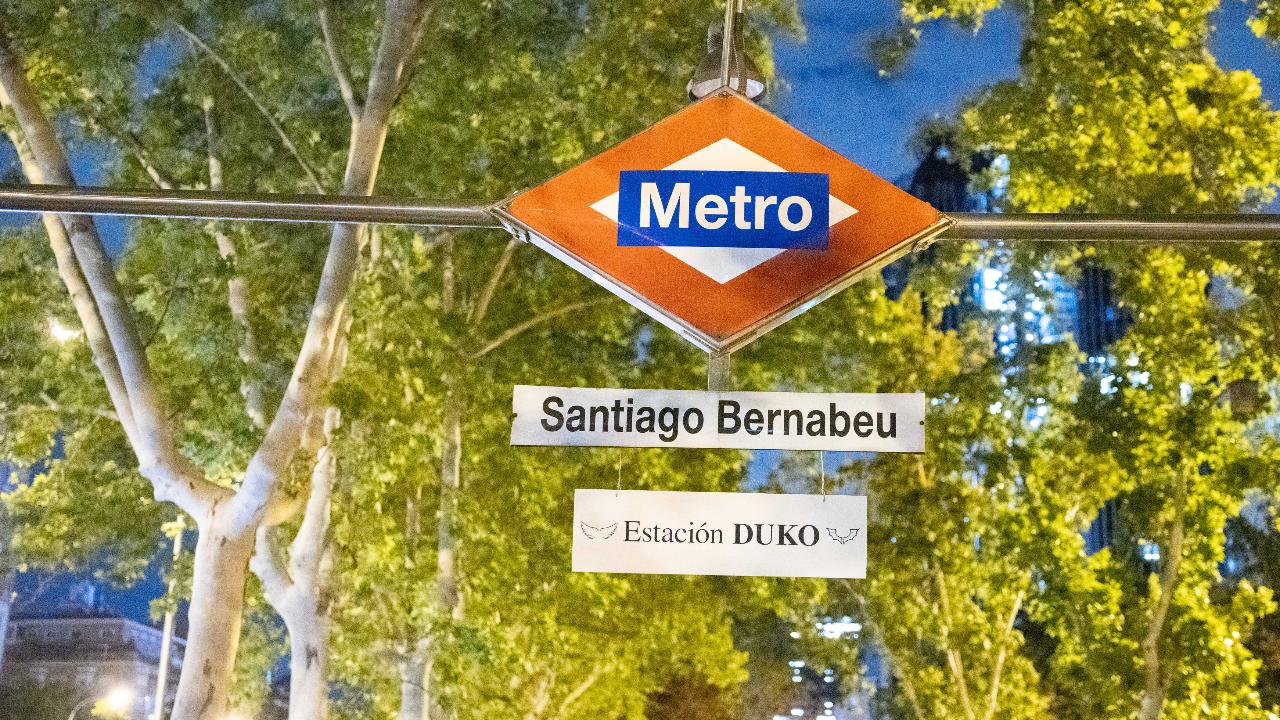 Duki pone nombre, de manera temporal, a la madrileña estación de Metro de Santiago Bernabéu
