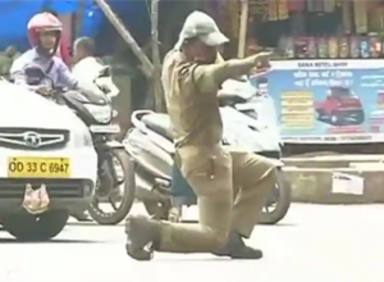 El guardia de tráfico hindú que trabaja bailando