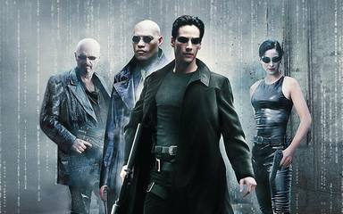 De izquierda a derecha, Hugo Weaving, Keanu Reeves, Laurence Fishburne, Carrie Anne Moss en ‘Matrix’