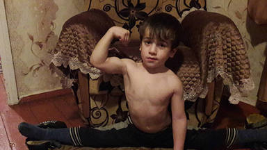 Un nen de 6 anys aconsegueix batre el rècord de fer flexions