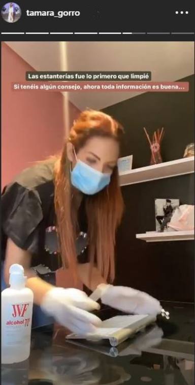 Tamara Gorro desinfecta su lugar de trabajo