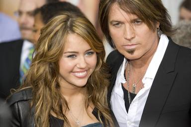 Miley Cyrus con su padre Bill Ray Cyrus durante el estreno de la película de Hannah Montana