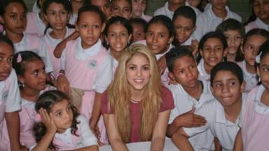 Shakira continúa con su apuesta por la educación a través de su fundación Pies Descalzos