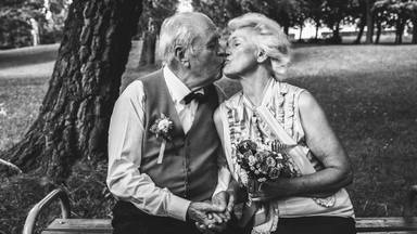 La entrañable historia de un anciano que volvió a casarse con su mujer para superar sus problemas de demencia