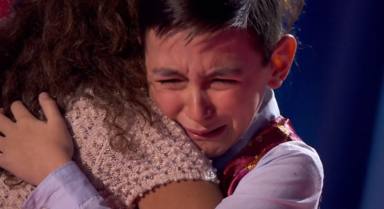 Rosario Flores abraza a Román Suárez en 'La Voz Kids'