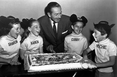 Walt Disney con los primeros niños Disney en la década de los 50
