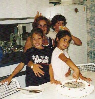 Foto de familia de Álex Lequio con sus primas en un cumpleaños