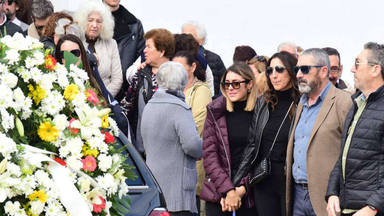 Paz Padilla rota junto a su hija Anna en el último adiós a su madre Lola