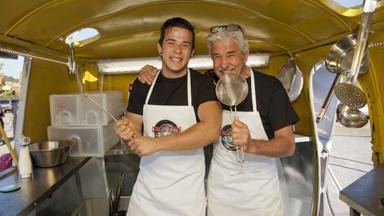 Carlos Maldonado junto a su padre en el programa Cocineros al volante