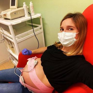 Natalia Sánchez muestra una imagen monitorizada antes de dar a luz