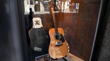 La guitarra de Kurt Cobain venuda per sis milions de dòlars