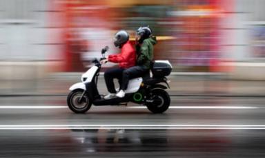 Circular en moto sin casco legalmente según la DGT es posible, pero solo en  estos casos