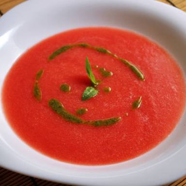 Sopa fría de tomate y sandía para refrescarse ante las fuertes temperaturas del verano