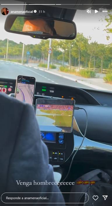 Ana Mena viendo el partido en el coche