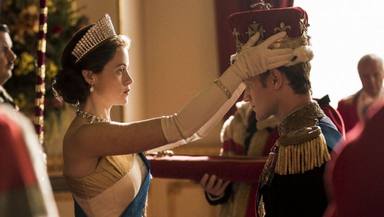 Claire Foy da vida a Isabel II en The Crown