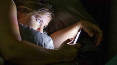 Dormir con el móvil al lado tiene usa consecuencias y despierta este problema para la salud