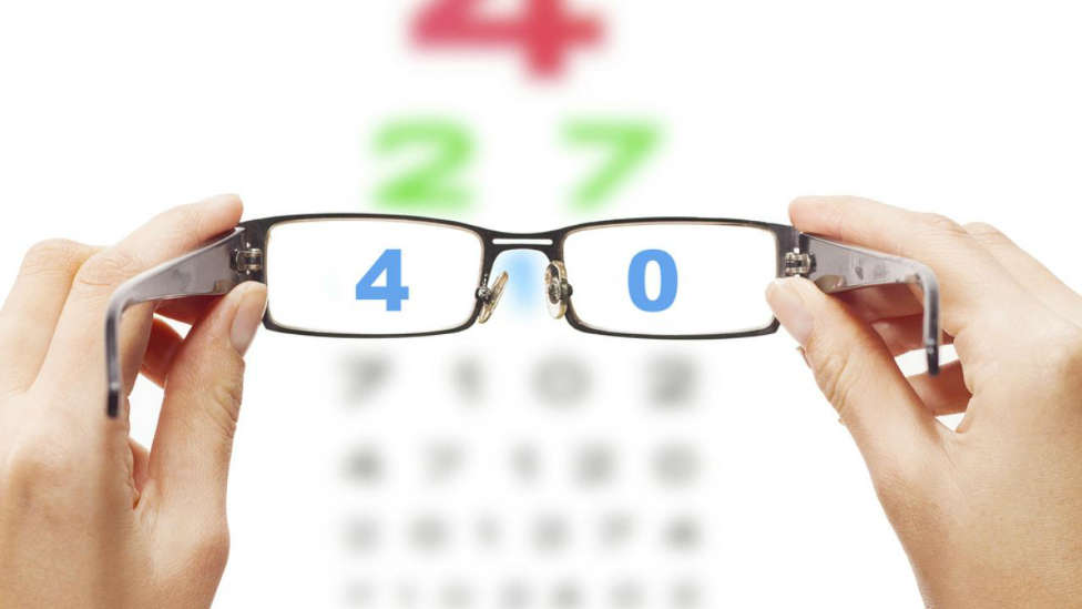 Las señales a las que debes prestar atención si crees que necesitas gafas