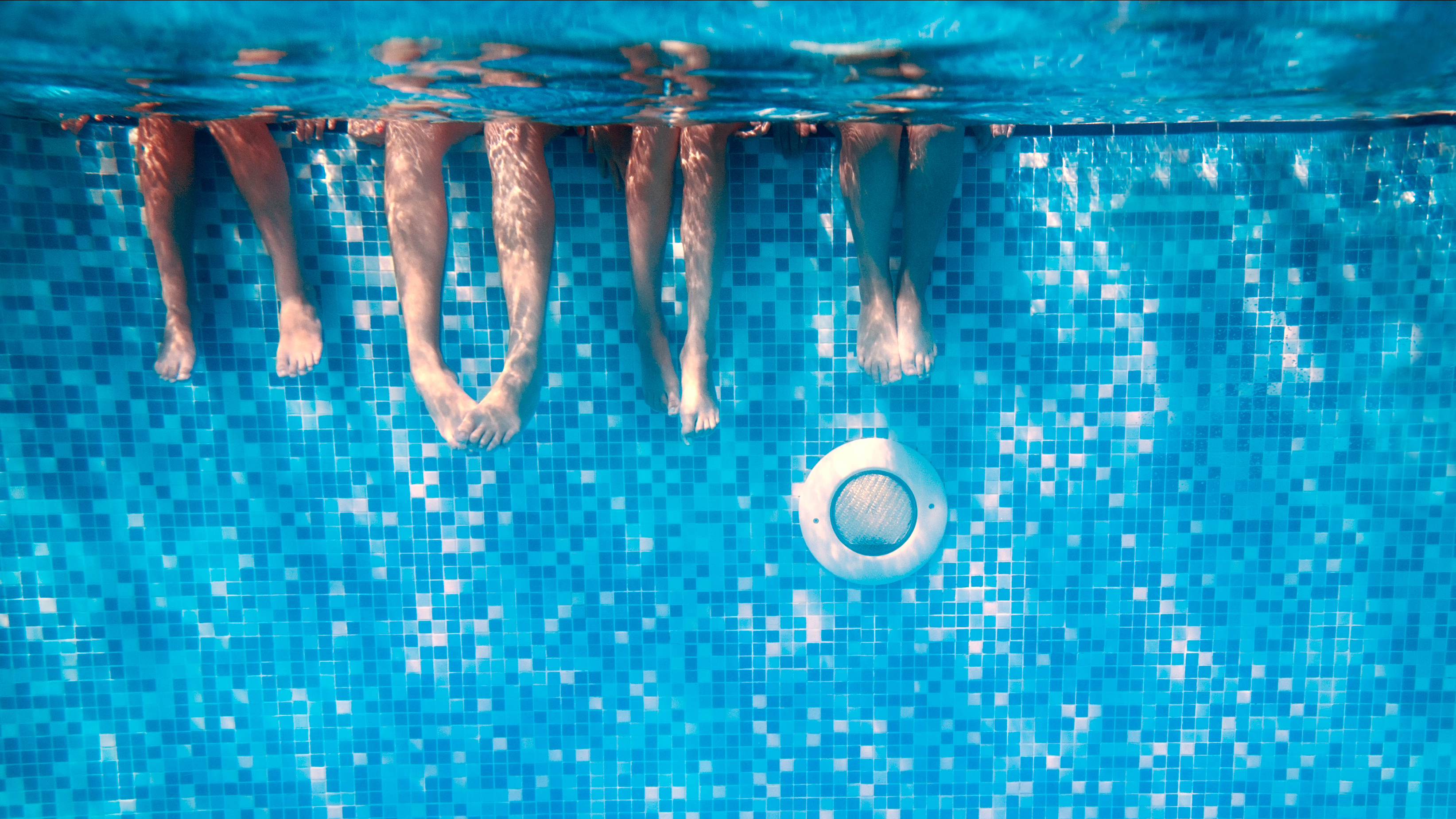 El lío que se ha formado tras abrirse una piscina recién pintada: “Parece que se han bañado los pitufos"