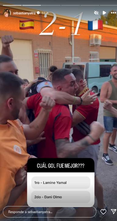 Sebastián Yatra celebrando el gol de España con unos amigos