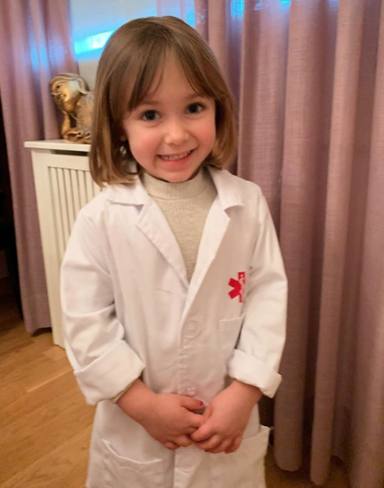 Manuela, la hija de Soraya, se disfraza de médico