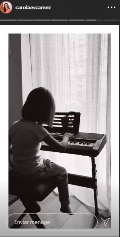 La hija de Miki Nadal y Carola Escámez tocando Cumpleaños feliz al piano