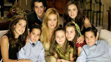 La familia de Ana y los 7 al completo con Ana Obregón al frente