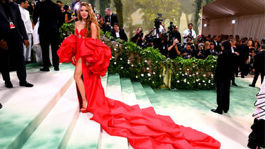 Shakira deslumbra en su debut sobre la alfombra roja de la Met Gala: el desliz que ha protagonizado