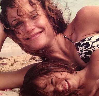 Ella Travolta con su madre Kelly Preston