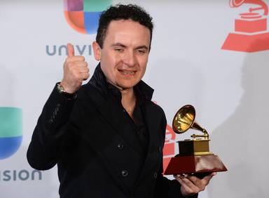 Fonseca con uno de los Grammy Latinos con los que cuenta en su palmarés de premios
