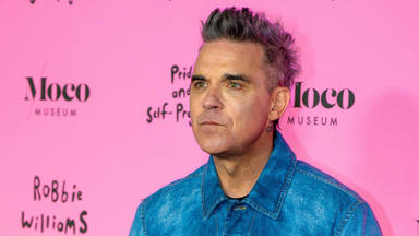 Robbie Williams en una exhibición de arte en Amsterdam