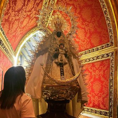 Toñi Moreno visita a la Virgen de Regla en Chipiona