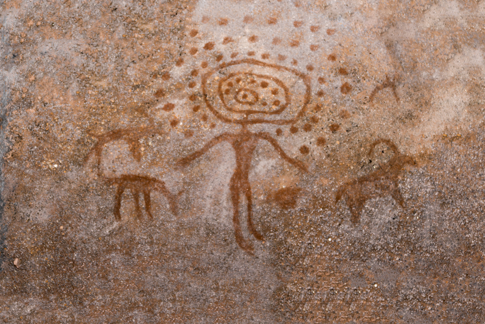 Dibujos rupestres encontrados en Tanzania: ¿es un extraterrestre?