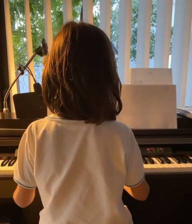 Nico, el hijo de Efecto Mariposa, con su piano
