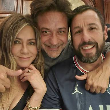 La foto viral de Enrique Arce con Jennifer Aniston y Adam Sandler