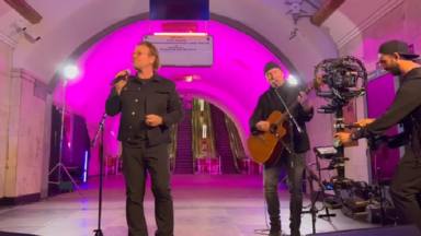 Aquí está el concierto en Ucrania de Bono y The Edge, U2: desde una estación de metro de Kiev