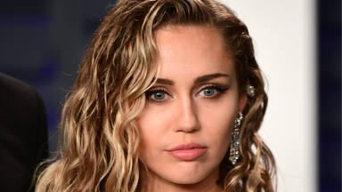 Miley Cyrus muestra lo que lleva dentro de su bolso Versace