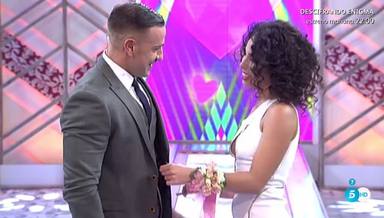 Rafa Mora le pidió matrimonio a su novia Macarena en Cámbiame