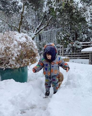 Matteo Bisbal disfruta de la nieve por primera vez
