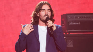 Andrés Suárez invita a un fan a cantar con él sobre el escenario