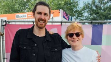 Ed Sheeran y Hozier unen sus voces en una emotiva actuación: 10 años de amistad plasmados sobre el escenario