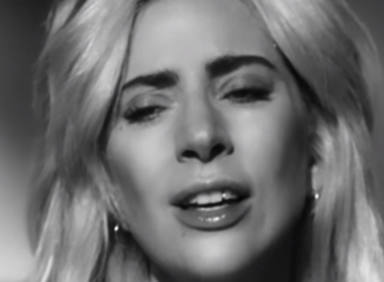 Lady Gaga, emocionada en su videoclip de "Joanne"