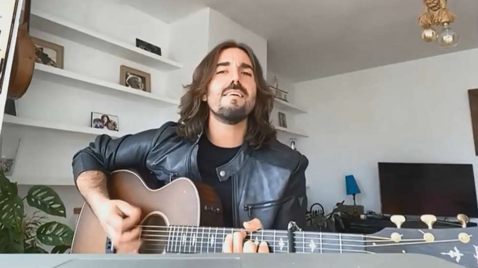 Andrés Suárez nos dedica una canción en directo: “Las canciones que envejecen bien, son las de verdad”